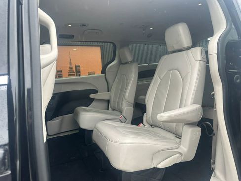 Used 2018 Chrysler Pacifica Touring-L Plus FWD image 10