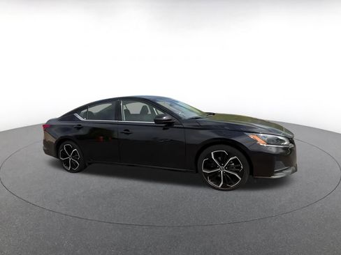 Used 2025 Nissan Altima 2.5 SR FWD image 2