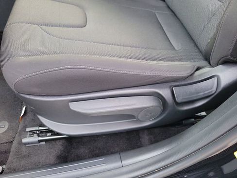 Used 2025 Hyundai Elantra SE FWD image 13