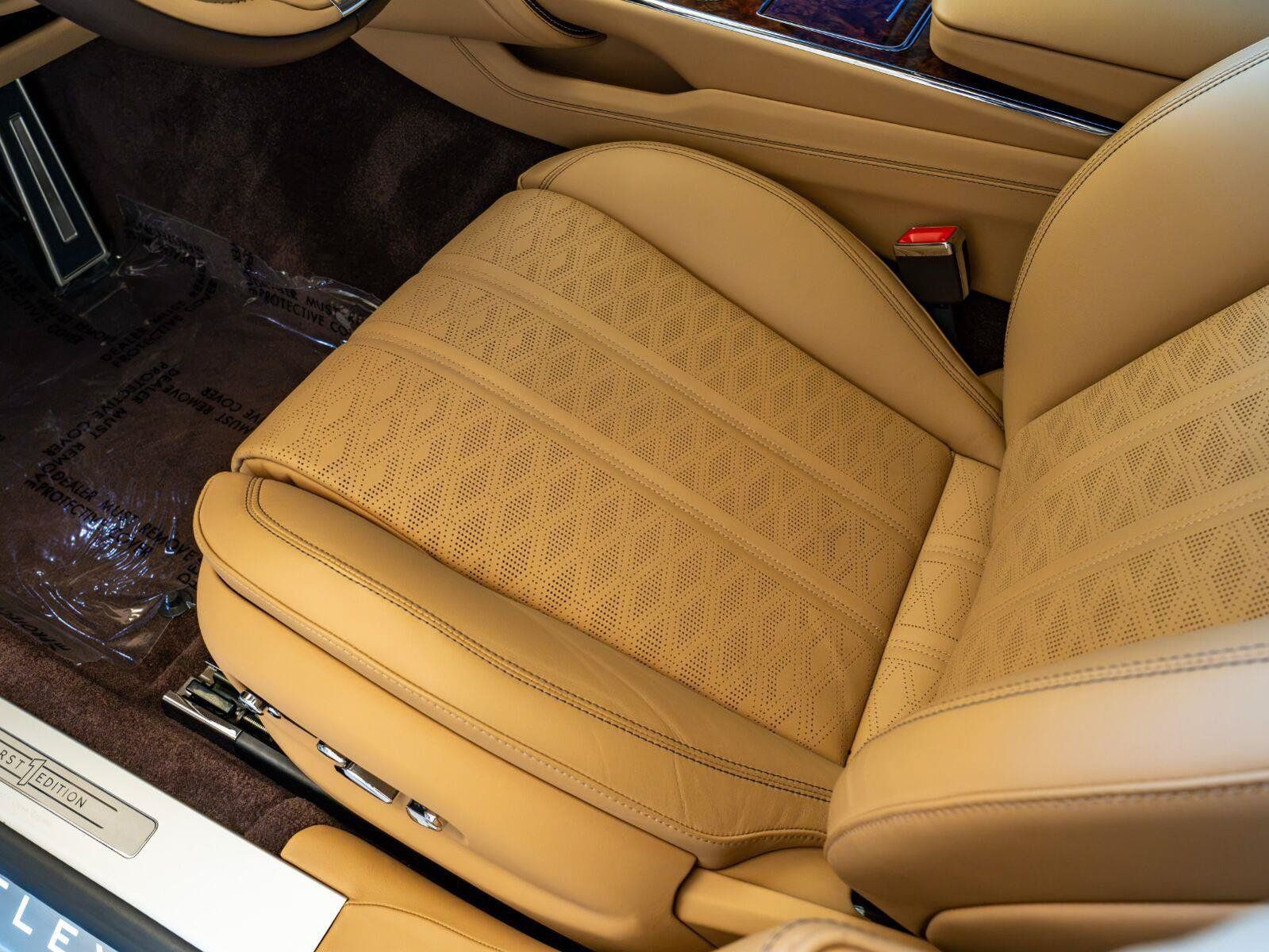 Used 2025 Bentley Flying Spur Plug-In Hybrid AWD/4WD image 12