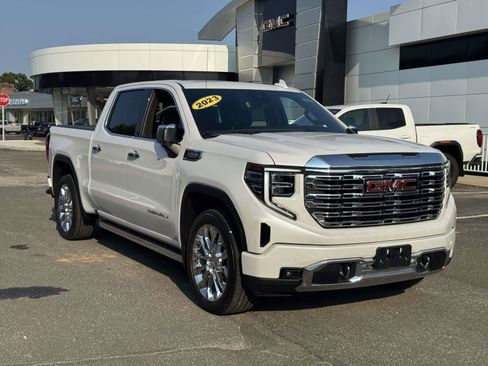 Used 2023 GMC Sierra 1500 Denali w/ Technology Package AWD/4WD image 2