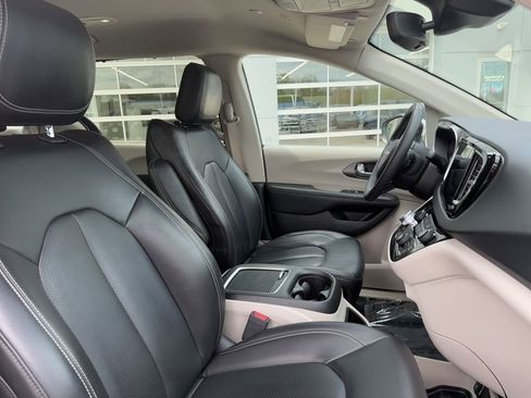Used 2023 Chrysler Pacifica Touring-L FWD image 46