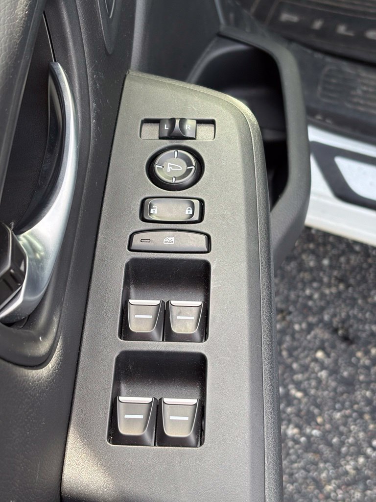 Used 2025 Honda Pilot EX-L image 9