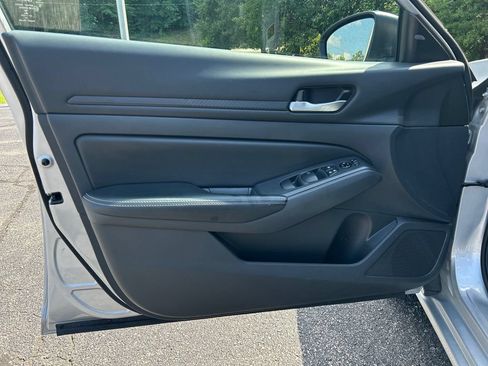 Used 2025 Nissan Altima 2.5 SV FWD image 13