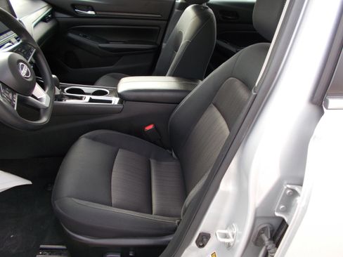 Used 2024 Nissan Altima 2.5 SV image 12