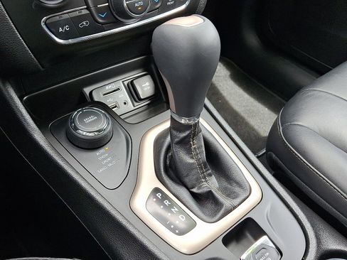 Used 2017 Jeep Cherokee Limited AWD/4WD image 15