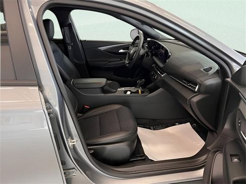 Used 2025 Buick Envista Preferred image 9