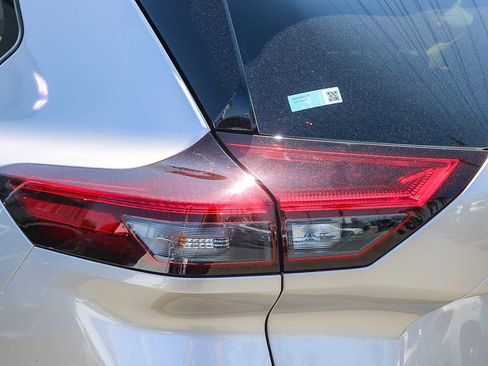 Used 2025 Nissan Rogue SL w/ SL Premium Package image 9