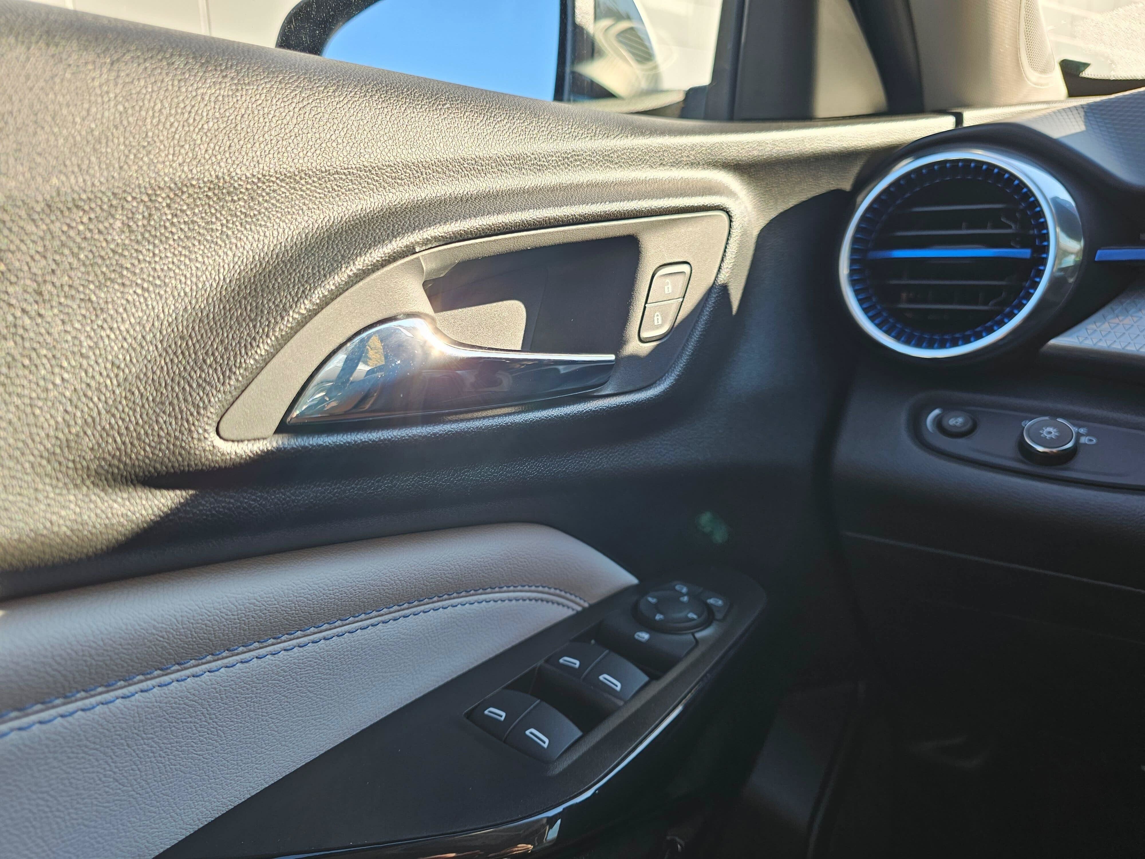 Used 2025 Chevrolet Trax LT w/ LT Convenience Package FWD image 33