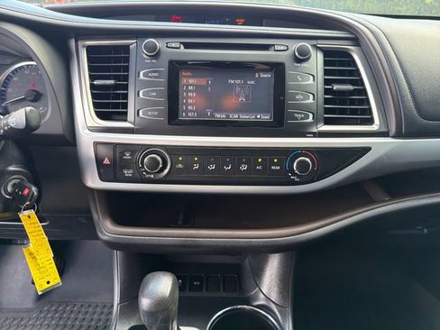 Used 2019 Toyota Highlander LE FWD image 21