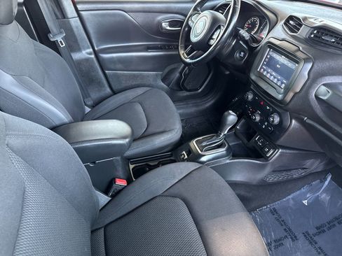 Used 2018 Jeep Renegade Altitude w/ Cold Weather Group FWD image 15