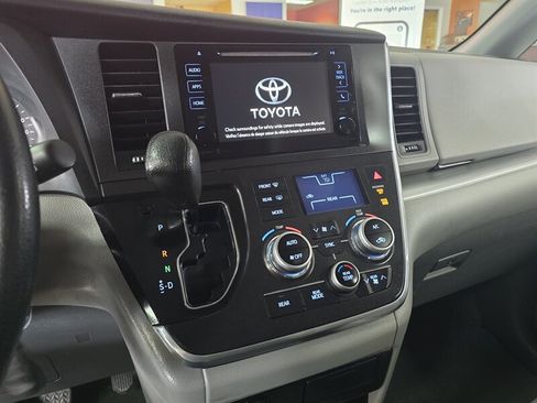 Used 2015 Toyota Sienna LE FWD image 23