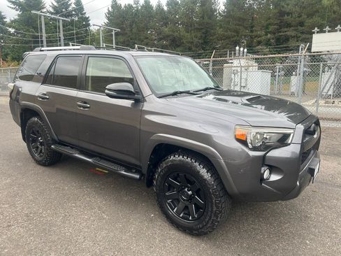 Used 2017 Toyota 4Runner TRD Off-Road Premium AWD/4WD image 3