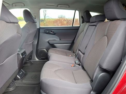Used 2021 Toyota Highlander LE image 12