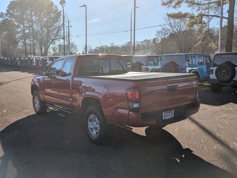 Used 2018 Toyota Tacoma SR image 7