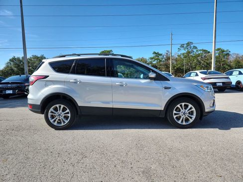 Used 2017 Ford Escape SE w/ Equipment Group 201A image 2