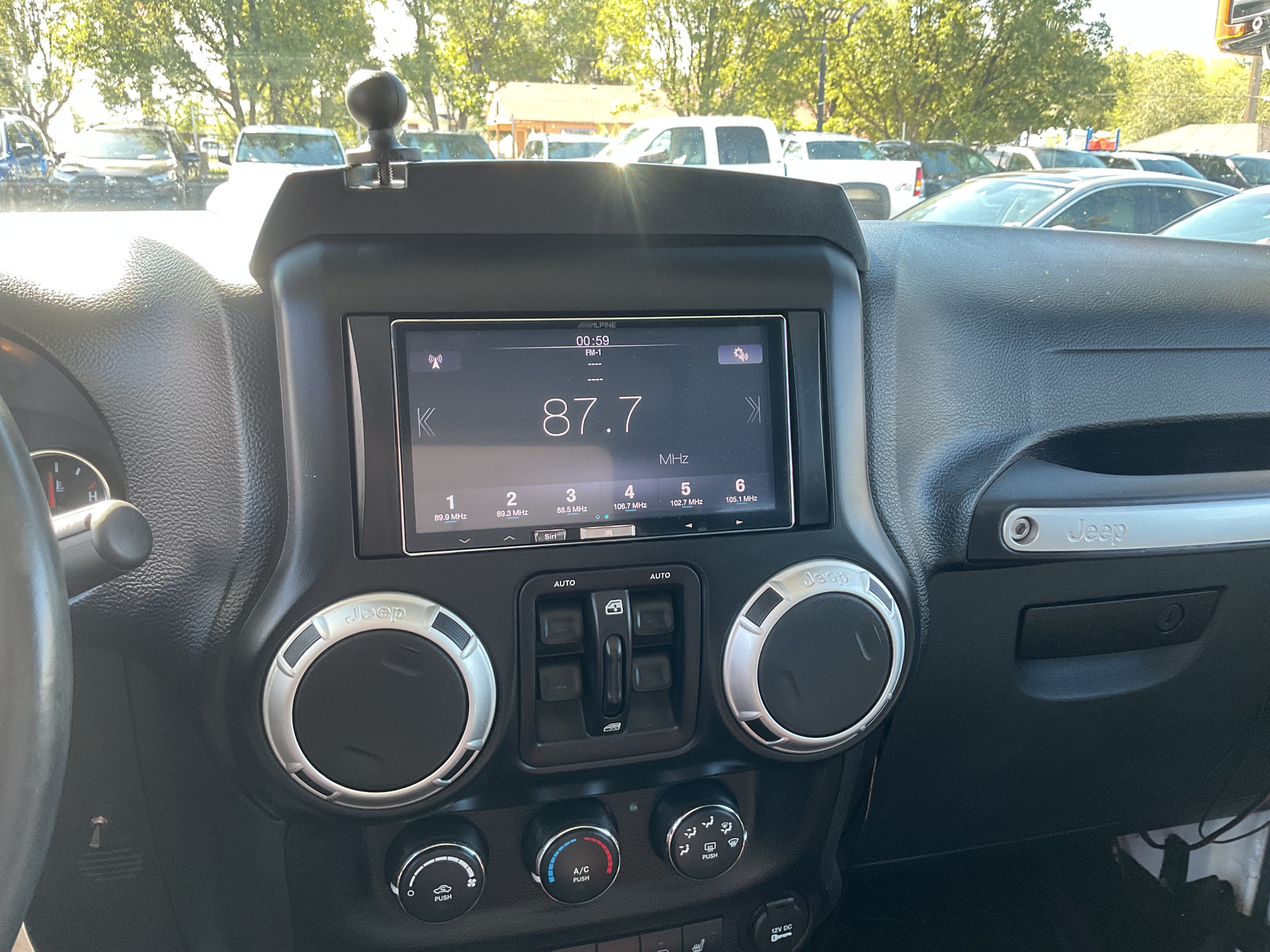 Used 2015 Jeep Wrangler Unlimited Rubicon AWD/4WD image 16