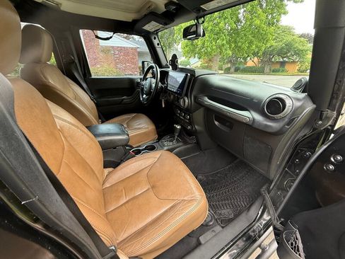 Used 2013 Jeep Wrangler Unlimited Sahara image 15