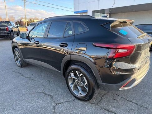 Used 2025 Chevrolet Trax LT w/ LT Convenience Package image 19