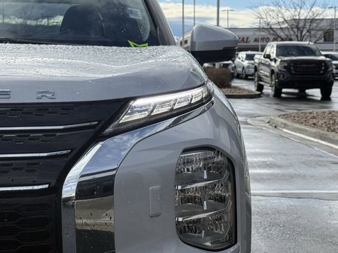 Used 2025 Mitsubishi Outlander SE image 32