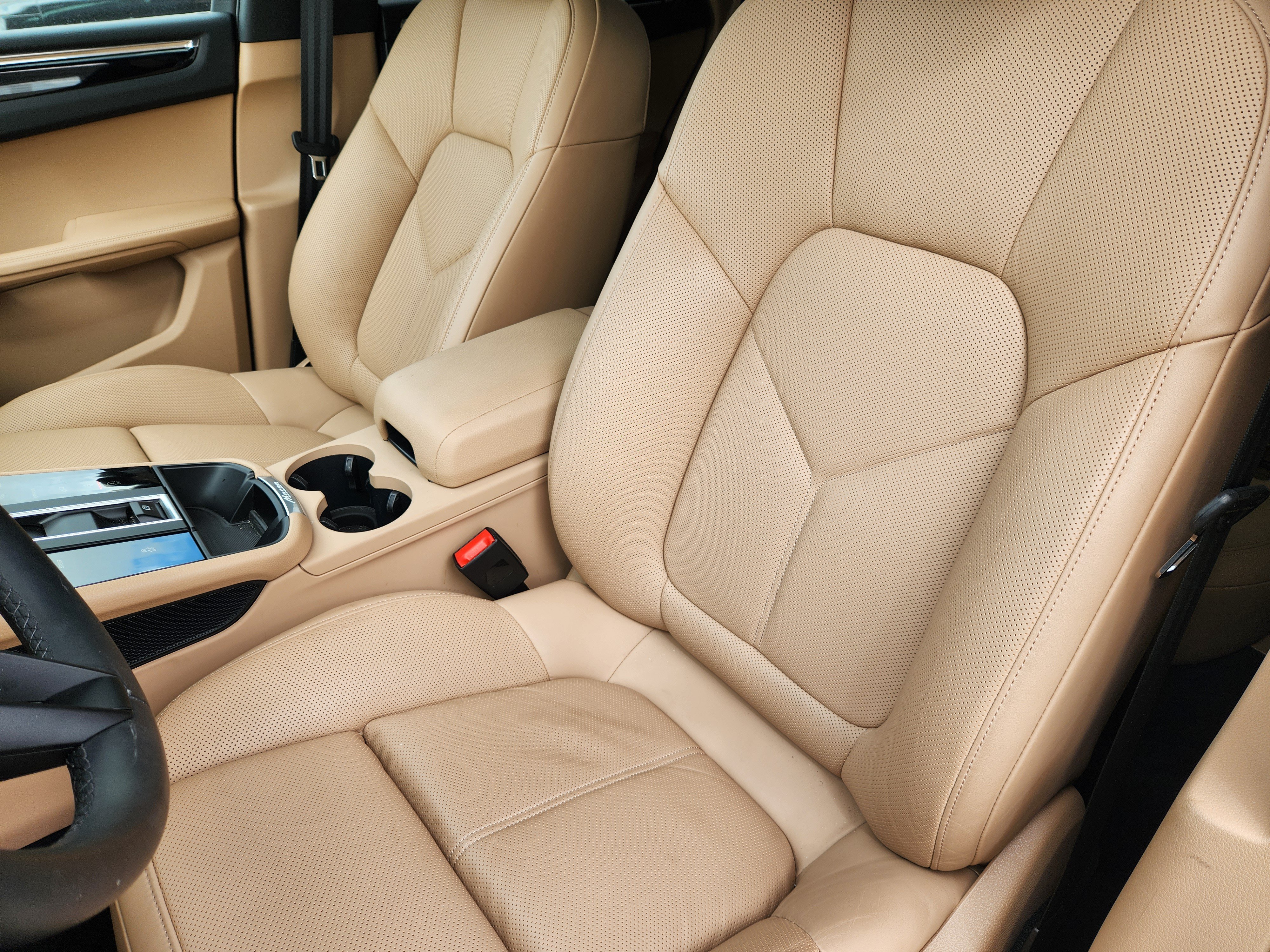 Certified 2026 Porsche Macan AWD/4WD image 6