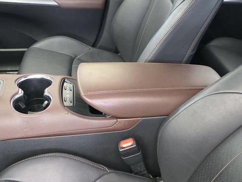 Used 2023 Toyota Venza Limited AWD/4WD image 8