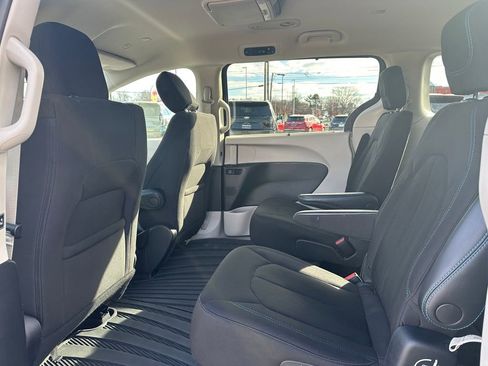 Used 2021 Chrysler Pacifica Touring image 11