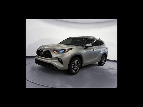 Used 2021 Toyota Highlander XLE AWD/4WD image 2