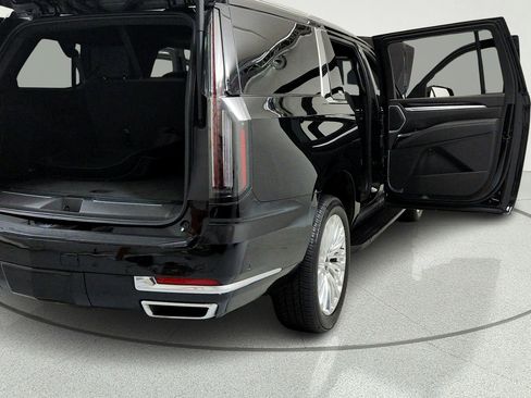 Used 2025 Cadillac Escalade ESV Premium Luxury w/ LPO, Floor Liner Package AWD/4WD image 12
