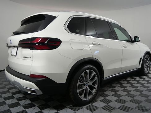 Used 2025 BMW X5 xDrive50e image 4