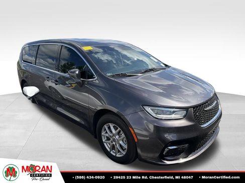 Used 2023 Chrysler Pacifica Touring-L FWD image 2