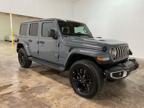 Used 2025 Jeep Wrangler Unlimited Sahara w/ Safety Group AWD/4WD image 7