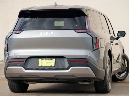 Used 2024 Kia EV9 Light Long Range RWD image 4