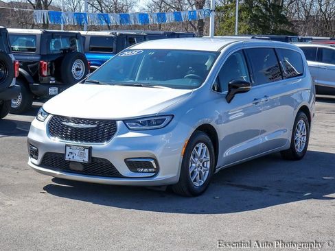 Used 2024 Chrysler Pacifica Touring-L image 4