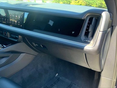 Used 2024 Porsche Cayenne image 53