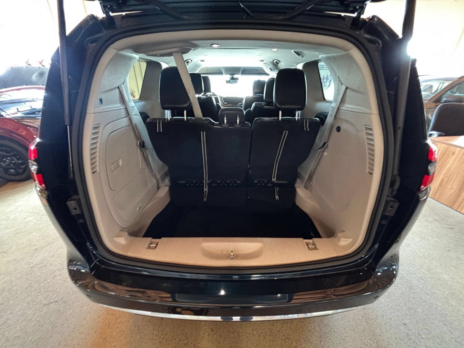 Used 2023 Chrysler Pacifica Touring-L FWD image 35