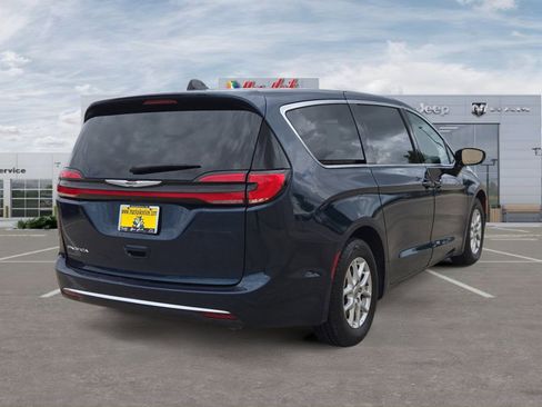 Used 2024 Chrysler Pacifica Touring-L FWD image 5