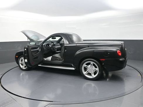 Used 2004 Chevrolet SSR w/ Preferred Equipment Group RWD image 39