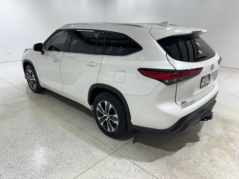 Used 2021 Toyota Highlander XLE AWD/4WD image 3