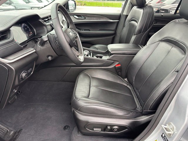 Used 2023 Jeep Grand Cherokee Limited w/ Luxury Tech Group II AWD/4WD image 21