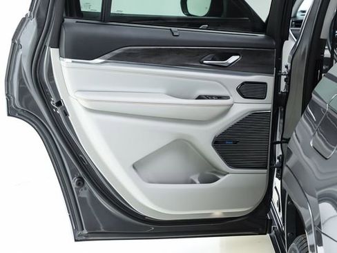 Used 2021 Jeep Grand Cherokee L Overland w/ Luxury Tech Group IV image 21