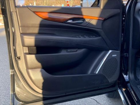 Used 2017 Cadillac Escalade ESV Premium Luxury image 21