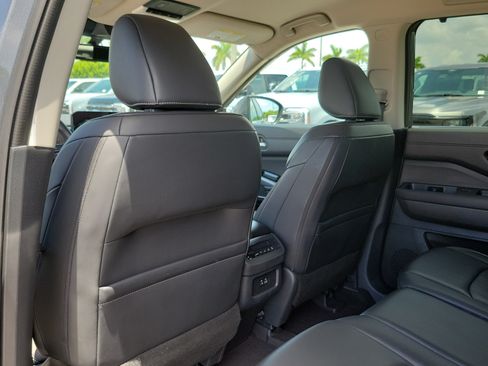 Used 2025 Nissan Pathfinder SL FWD image 14