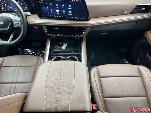 Used 2025 Chevrolet Suburban High Country AWD/4WD image 17