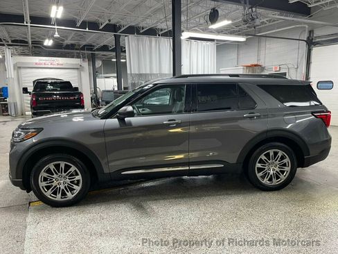 Used 2025 Ford Explorer Active w/ Active Comfort Package image 5