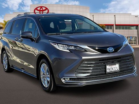 Certified 2024 Toyota Sienna Limited image 1