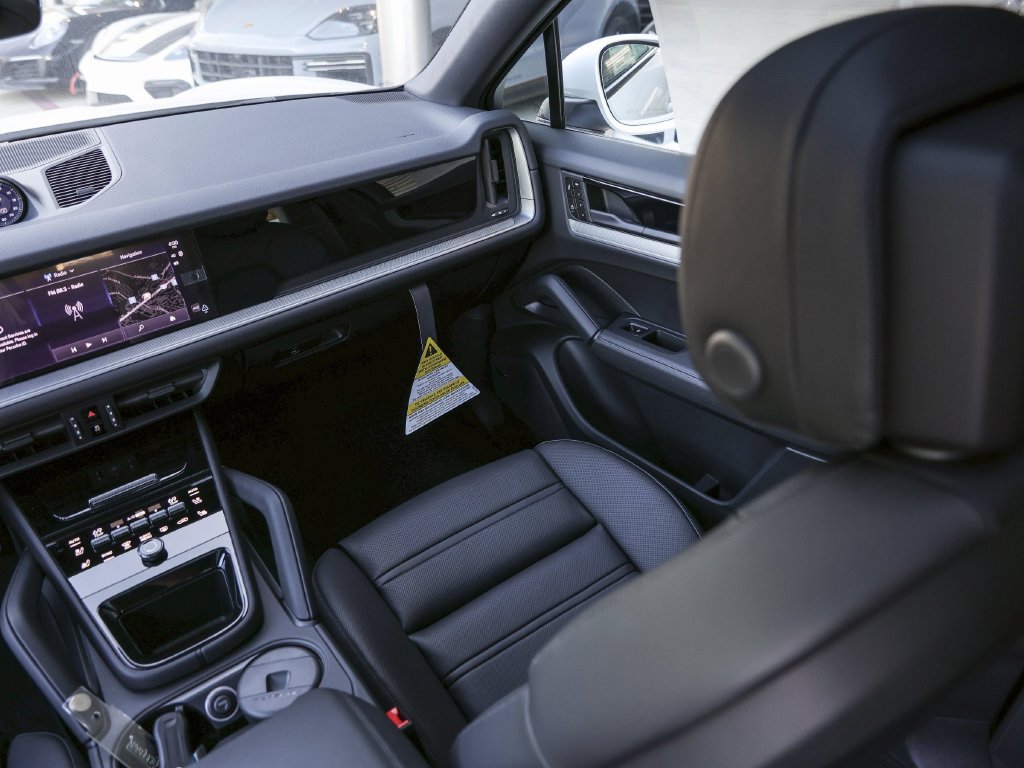 Certified 2026 Porsche Cayenne Coupe AWD/4WD image 35