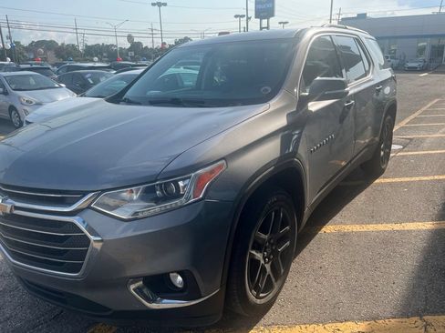 Used 2021 Chevrolet Traverse LT FWD image 1