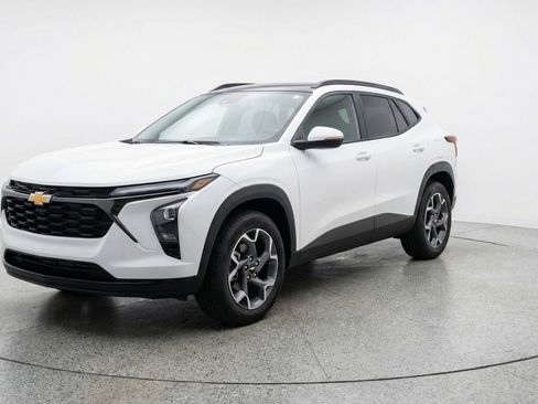 Used 2025 Chevrolet Trax LT image 3