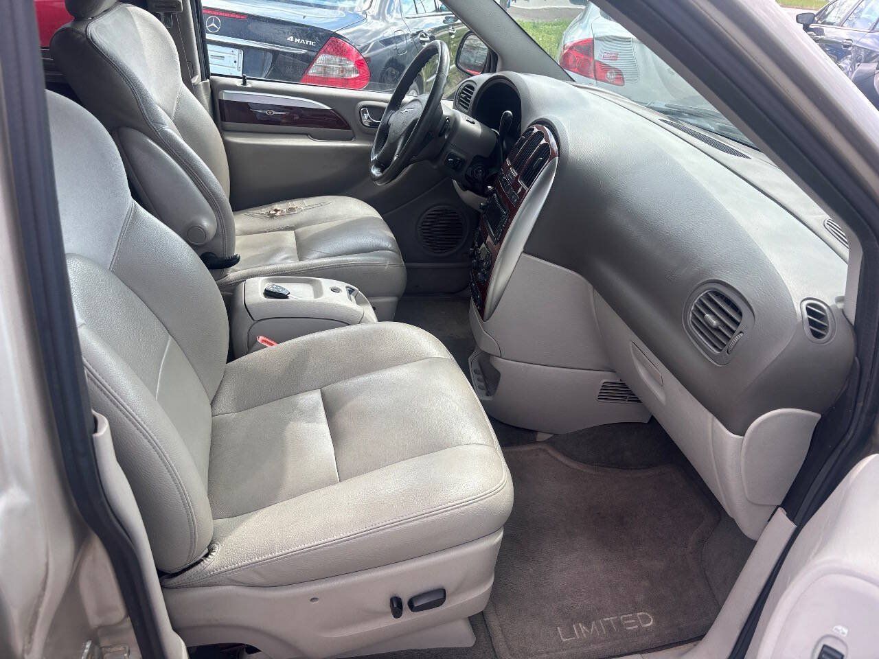 Used 2005 Chrysler Town & Country Limited w/ Trailer Tow Group FWD image 10